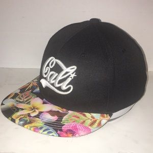NOVELTY CALI FLAT BRIM SKATERS CAP ADJUSTABLE STRAP BLK/FLORAL NEW NOT WORN🎁